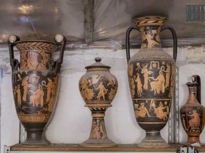 E ancora un cratere a volute, tipico della ceramica apula a figure rosse, utile a conservare il vino e krossos e loutrophoros, utilizzati per contenere acqua durante i bagni nuziali
